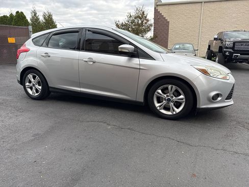 Used 2014 Ford Focus SE w/ SE Winter Package image 9