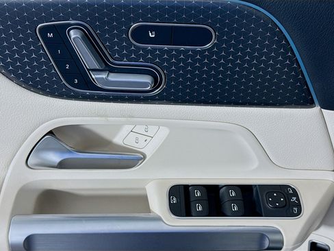 Used 2025 Mercedes-Benz GLB 250 image 24