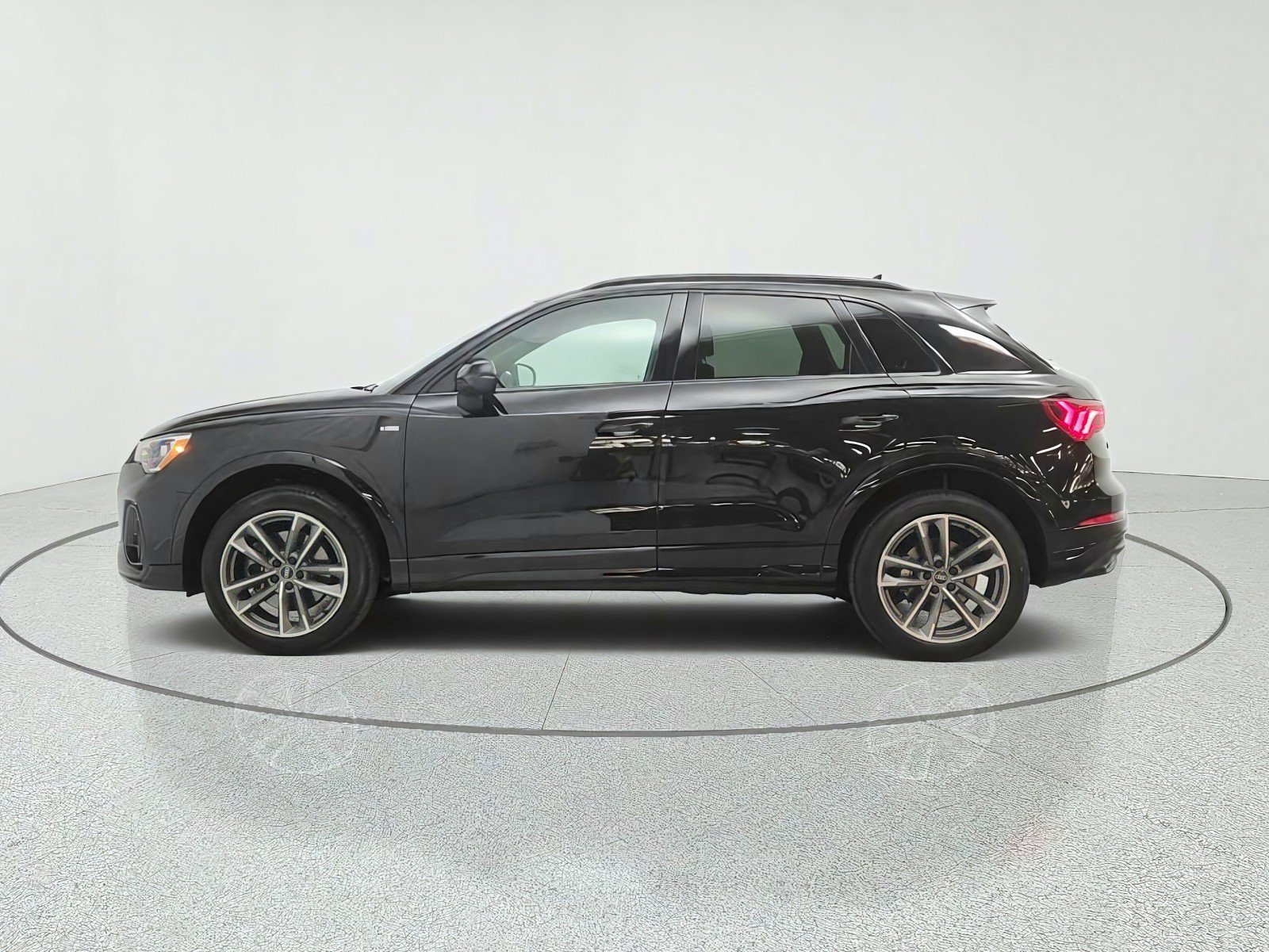 Used 2022 Audi Q3 2.0T Premium w/ Black Optic Sport Package AWD/4WD image 8