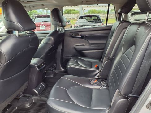 Used 2022 Toyota Highlander XLE FWD image 22