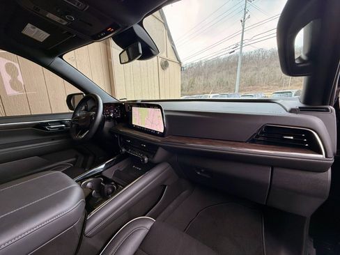 Used 2025 Chevrolet Suburban Premier image 20