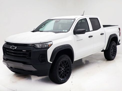 Used 2023 Chevrolet Colorado Trail Boss image 2