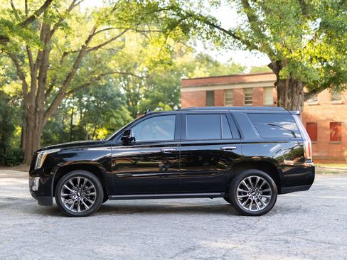 Used 2019 Cadillac Escalade Premium Luxury w/ Escalade Sport Edition AWD/4WD image 11