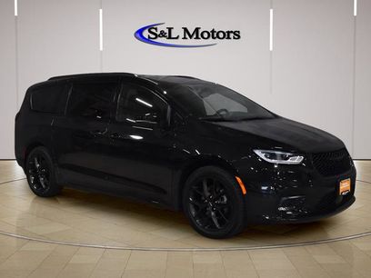 Used 2023 Chrysler Pacifica Touring-L w/ S Appearance Package