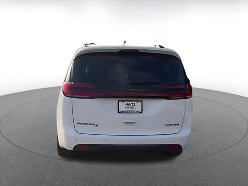 Used 2025 Chrysler Pacifica Limited image 12