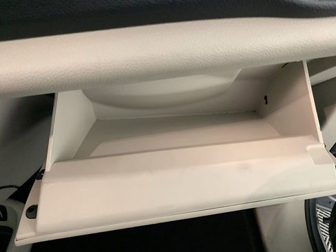 Used 2021 Chrysler Pacifica Touring-L FWD image 43