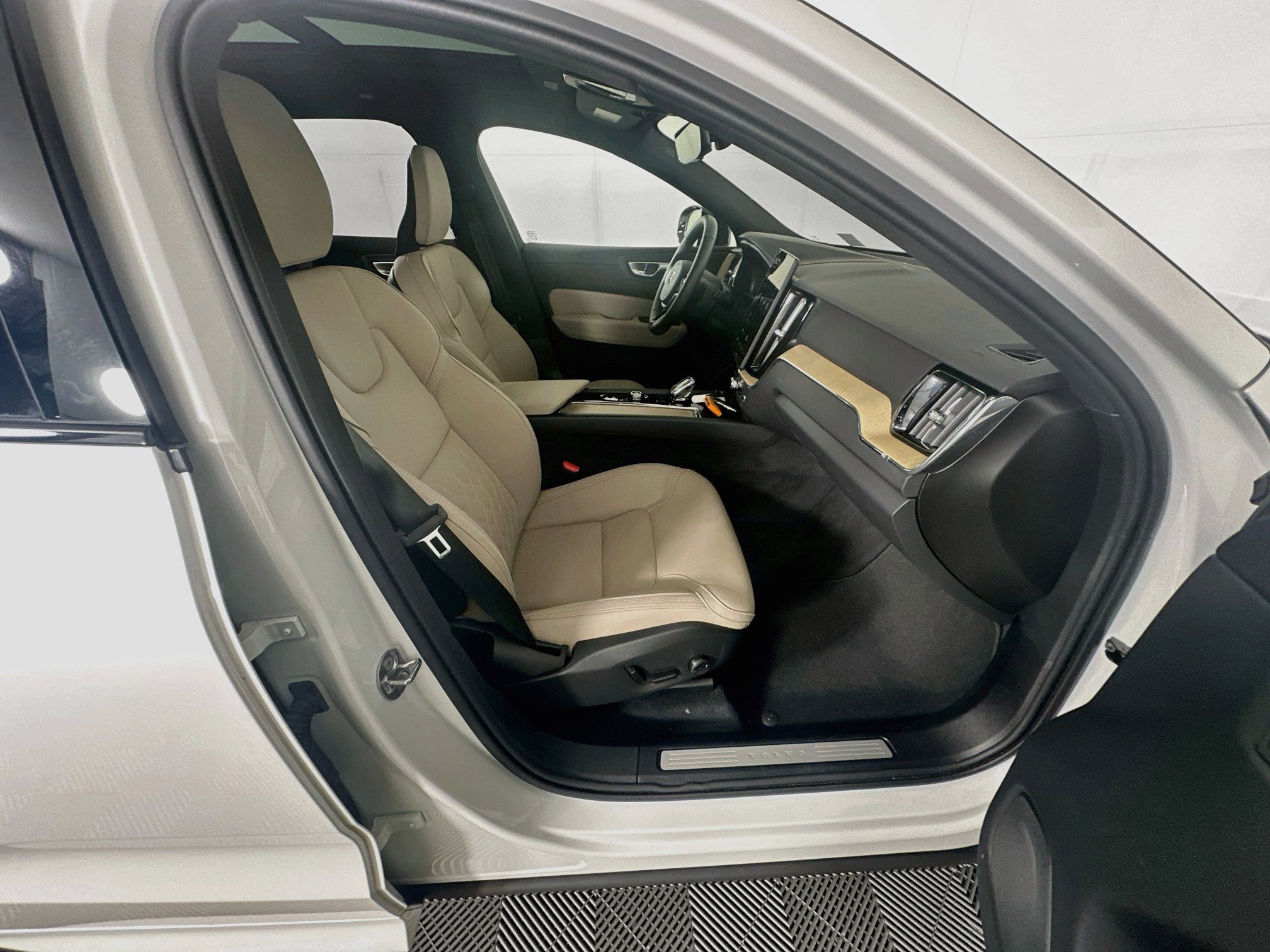 Used 2026 Volvo XC60 B5 Plus AWD/4WD image 32
