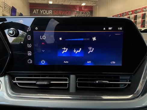 Used 2025 Chevrolet Trax LT w/ LT Convenience Package FWD image 29