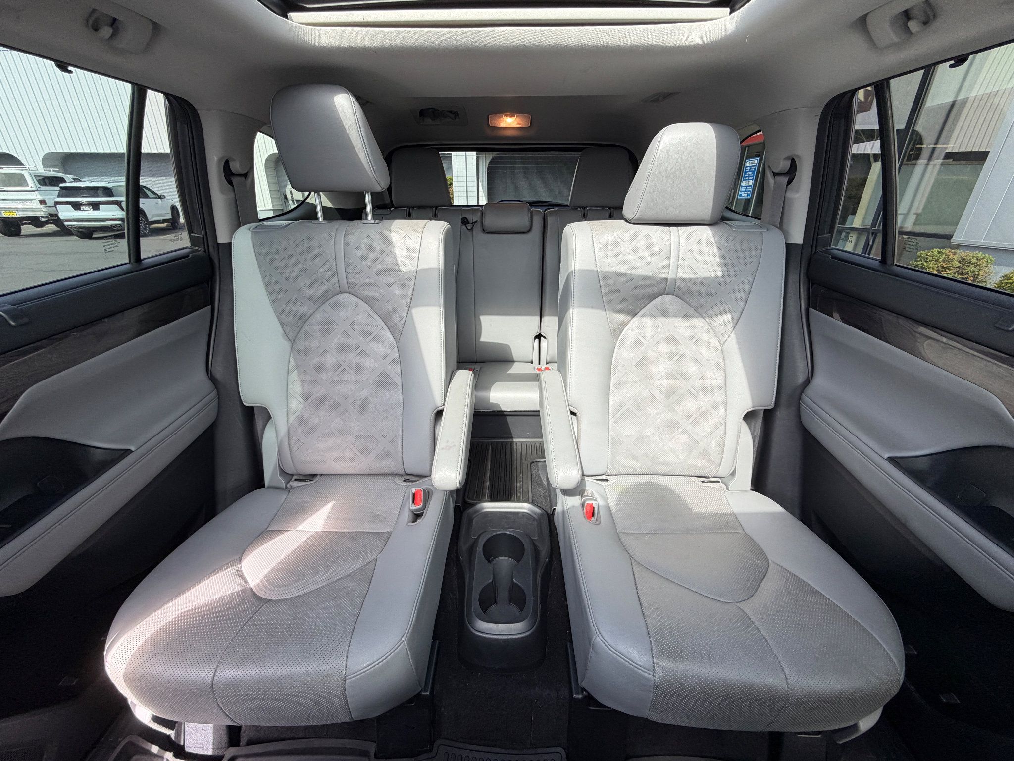 Used 2020 Toyota Highlander Platinum AWD/4WD image 4