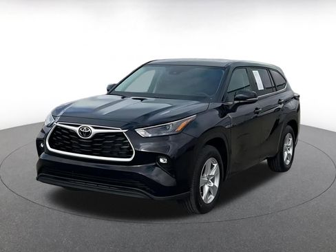 Used 2025 Toyota Highlander LE image 7