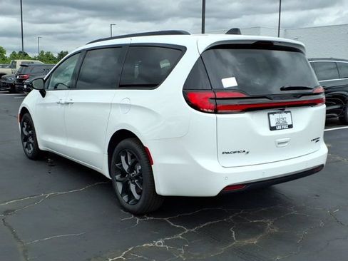 New 2027 Chrysler Pacifica Limited w/ S Appearance Package AWD/4WD image 4