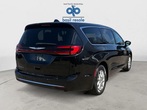 Used 2023 Chrysler Pacifica Touring-L FWD image 6