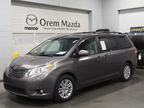 Used 2014 Toyota Sienna XLE image 1