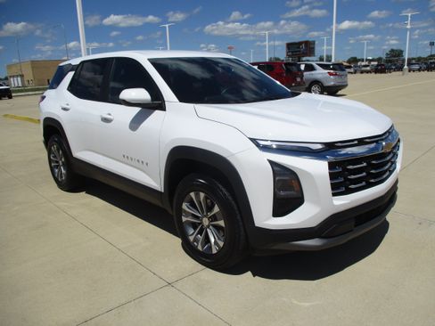 Used 2026 Chevrolet Equinox LT FWD image 8