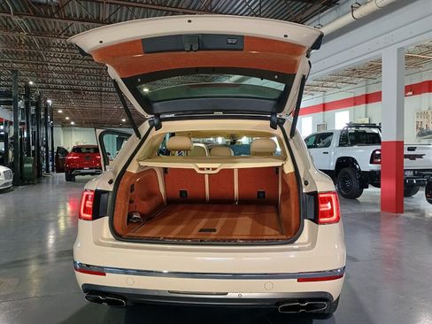 Used 2019 Bentley Bentayga AWD/4WD image 47