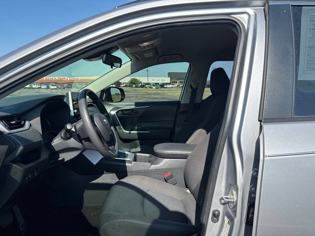 Used 2023 Toyota RAV4 LE AWD/4WD image 10