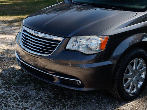 Used 2016 Chrysler Town & Country Touring image 28