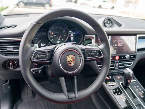 Certified 2025 Porsche Macan image 14