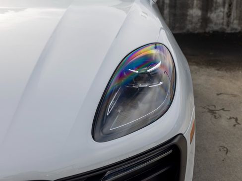 Certified 2023 Porsche Macan image 16