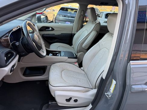 Used 2021 Chrysler Pacifica Limited w/ Premium & Safety Sphere Group AWD/4WD image 3