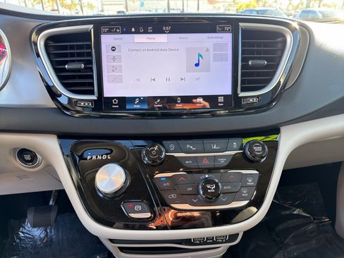 Used 2024 Chrysler Pacifica Touring-L image 20