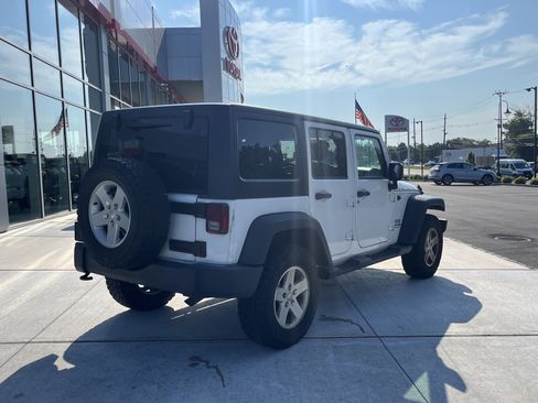 Used 2018 Jeep Wrangler Unlimited Sport S AWD/4WD image 3