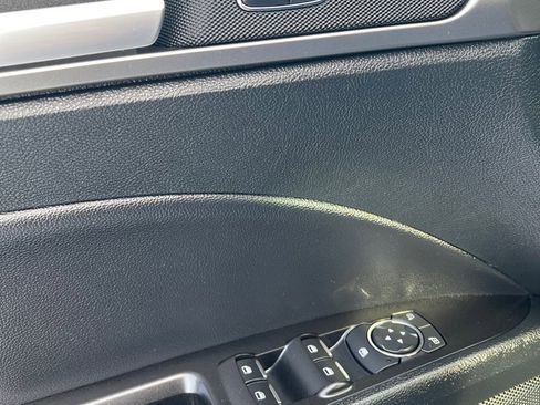 Used 2017 Ford Fusion SE w/ Fusion SE Technology Package image 9