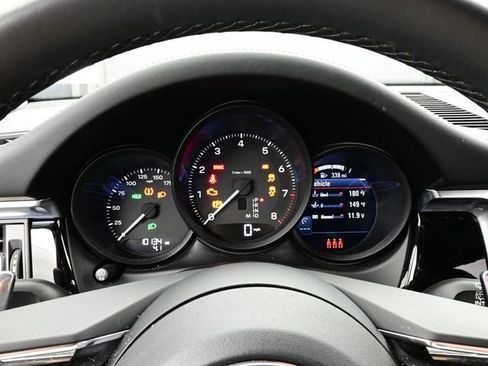 Certified 2025 Porsche Macan AWD/4WD image 9