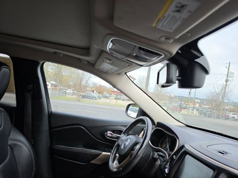 Used 2018 Jeep Cherokee Limited FWD image 35