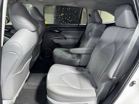 Certified 2021 Toyota Highlander XLE image 17