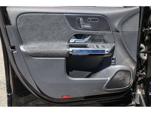 Used 2024 Mercedes-Benz EQB 300 4MATIC image 19
