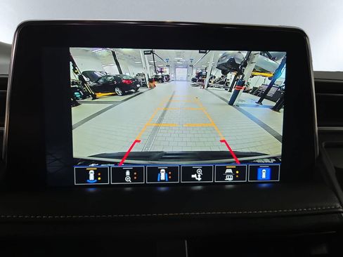 Used 2023 GMC Yukon AT4 w/ AT4 Premium Package AWD/4WD image 17