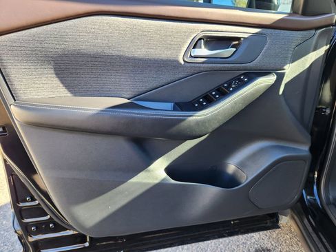 Used 2022 Nissan Rogue SV image 7