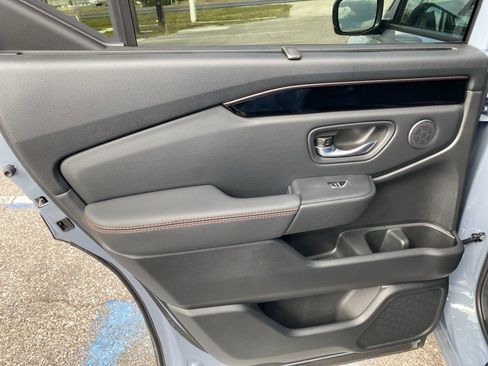 Used 2025 Honda Pilot TrailSport image 12