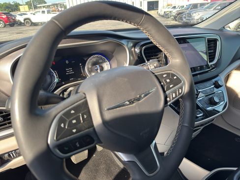 Used 2023 Chrysler Pacifica Touring-L FWD image 7