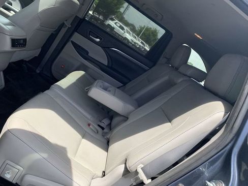 Used 2017 Toyota Highlander Limited FWD image 10