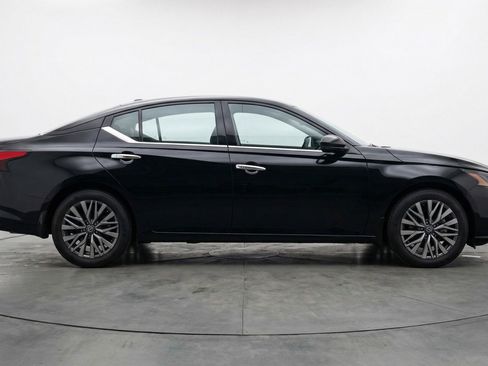 Used 2025 Nissan Altima 2.5 SV FWD image 11