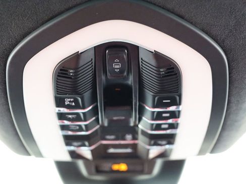 Used 2015 Porsche Macan Turbo image 35