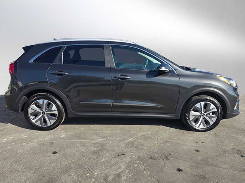 Used 2022 Kia Niro EX image 2