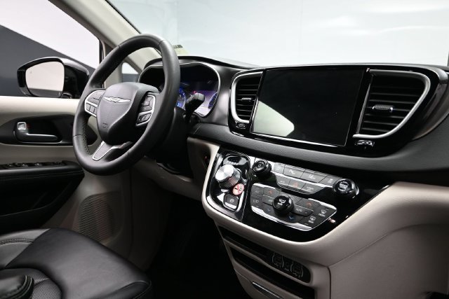 Used 2024 Chrysler Pacifica Touring-L FWD image 13