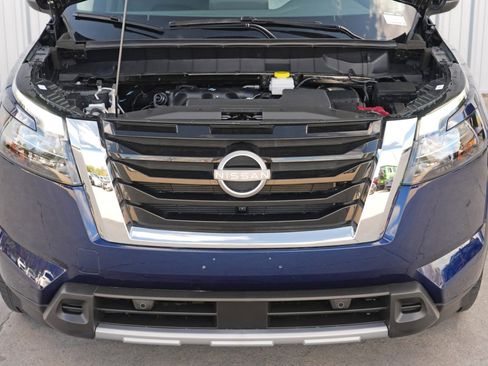 Used 2025 Nissan Pathfinder SL image 6