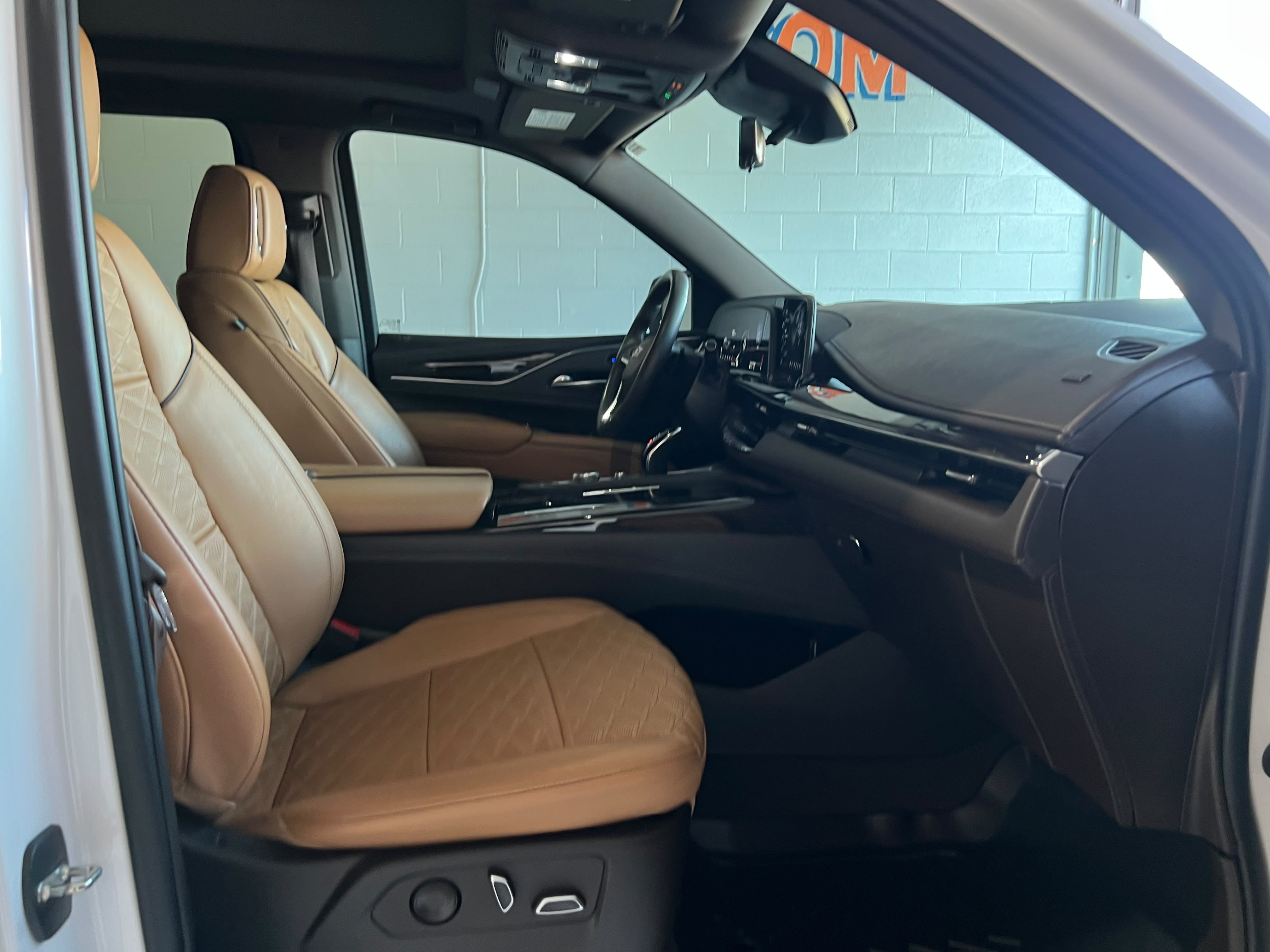 Used 2022 Cadillac Escalade Premium Luxury AWD/4WD image 11