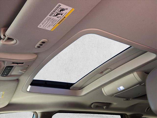 Used 2013 Chrysler Town & Country Limited w/ Luxury Group FWD image 15