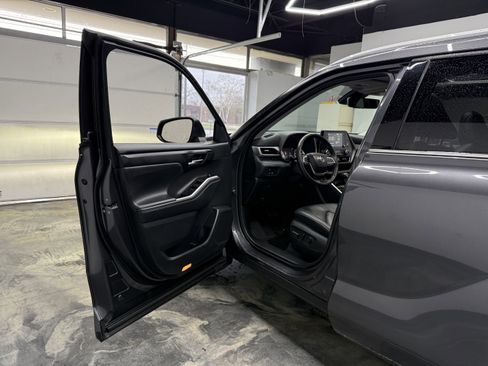 Used 2022 Toyota Highlander XLE image 9