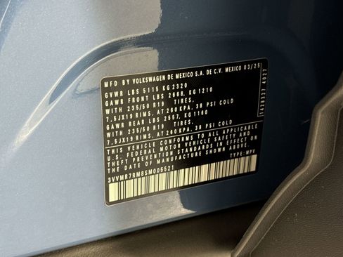 Used 2025 Volkswagen Tiguan SE image 37