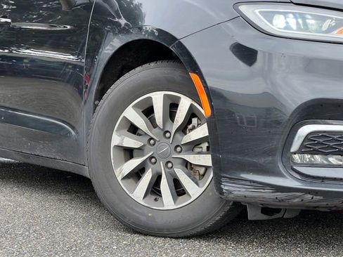 Used 2021 Chrysler Pacifica Touring-L image 2