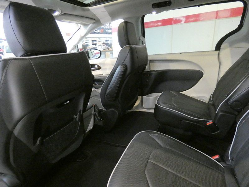 Used 2024 Chrysler Pacifica Limited w/ Trailer Tow Group AWD/4WD image 26