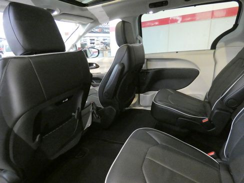Used 2024 Chrysler Pacifica Limited w/ Trailer Tow Group AWD/4WD image 26