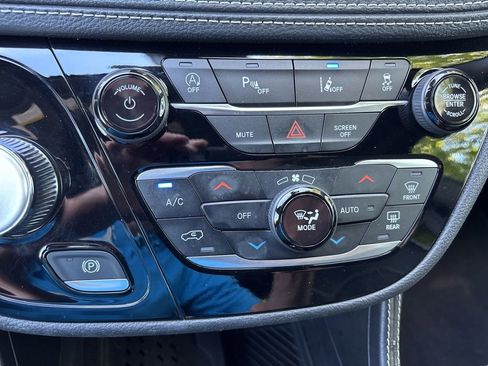 Used 2025 Chrysler Pacifica Limited FWD image 35