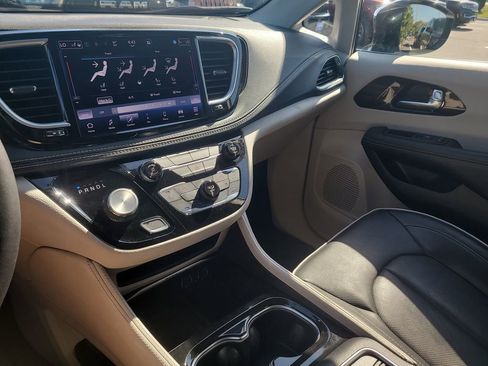 Used 2023 Chrysler Pacifica Limited FWD image 25